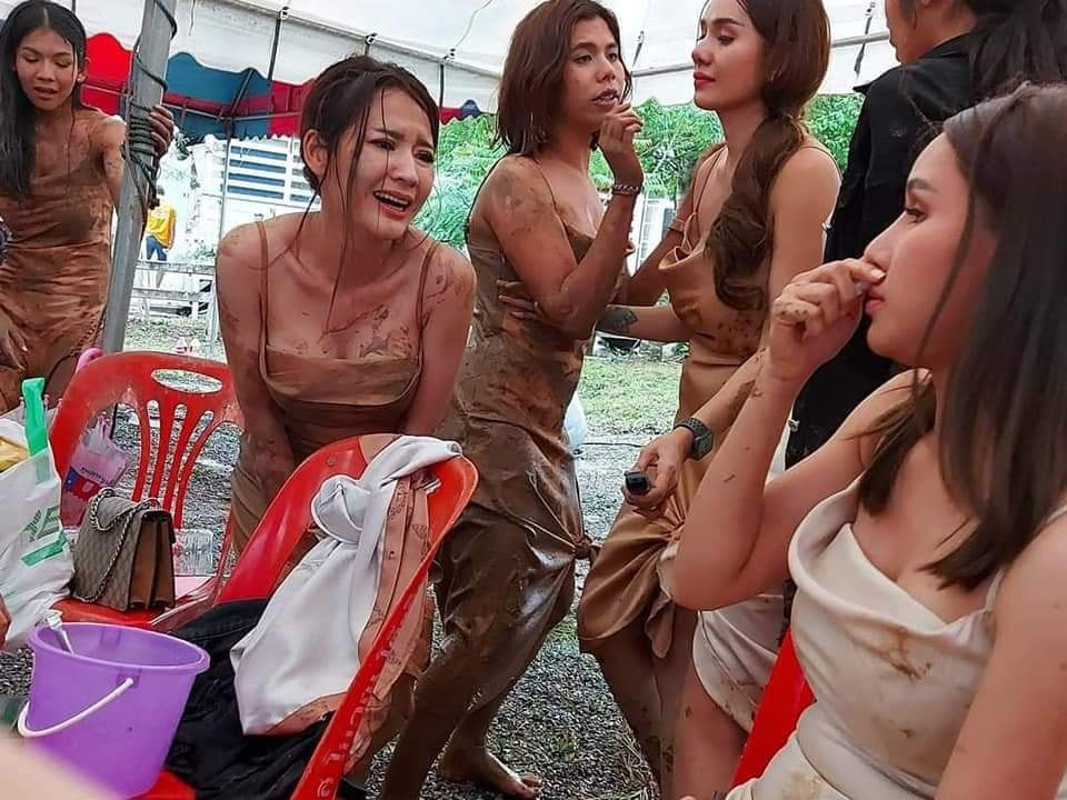 Hội chị em túm váy 'quẩy' tung bùn trong đám cưới, nhìn sang váy cô dâu ai cũng lắc đầu ngán ngẩm Ảnh 4