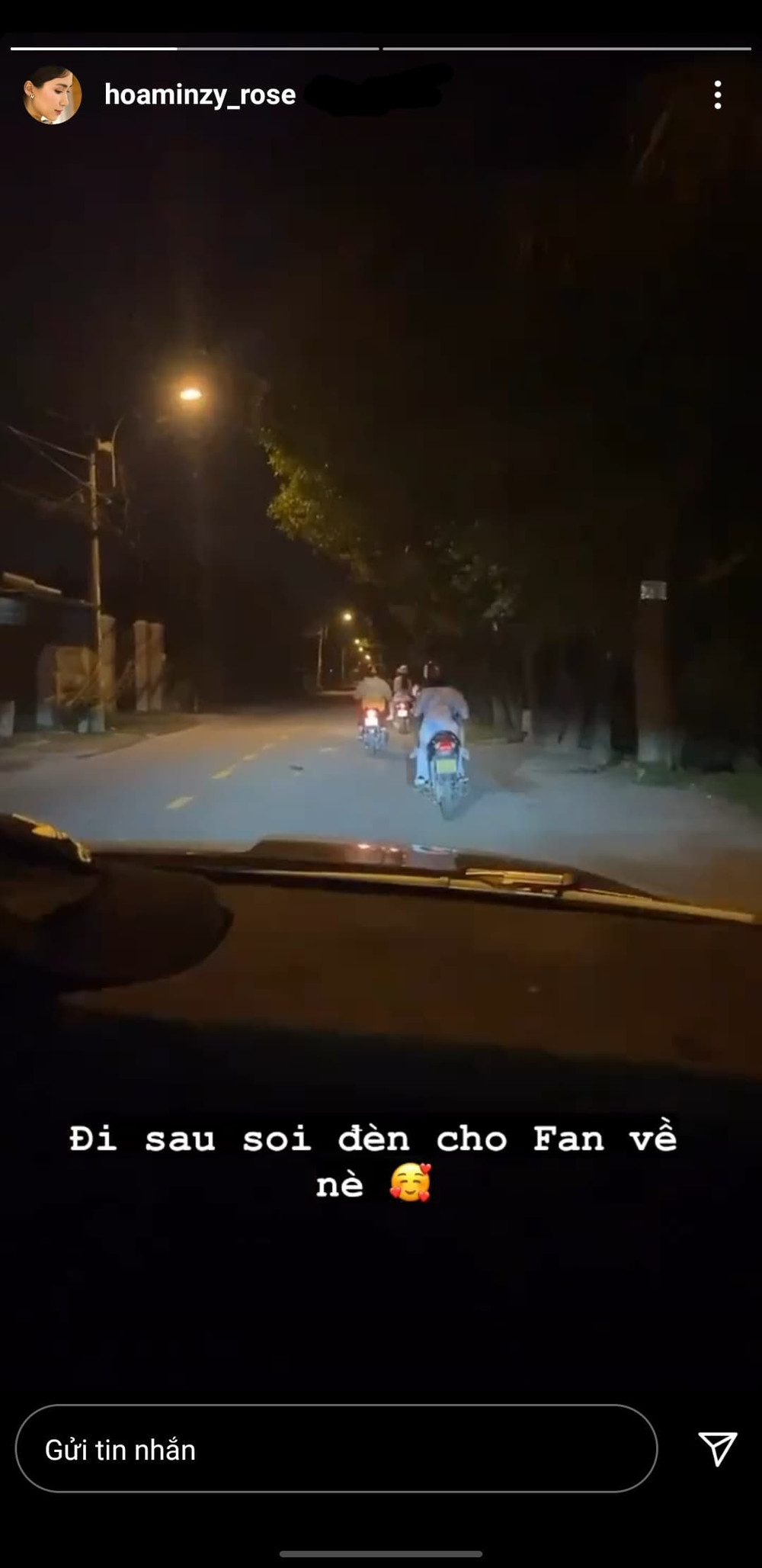 Khoảnh khắc dễ thương: Hòa Minzy ngồi trên xe hơi, soi đèn cho fan về nhà trong đêm tối Ảnh 2