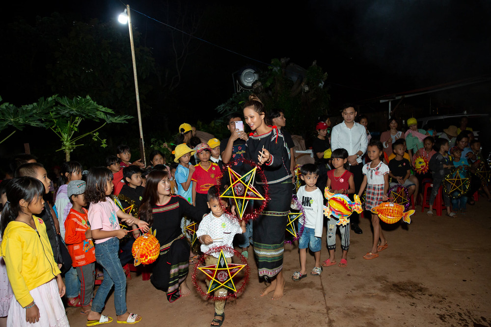 H'Hen Niê sắm duy nhất 1 đôi giày hơn trăm triệu đi quài không chán, đúng là 'mỹ nhân siêu tiết kiệm' Ảnh 12