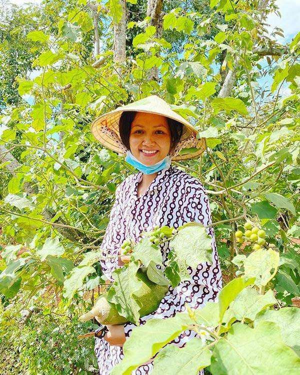 H'Hen Niê sắm duy nhất 1 đôi giày hơn trăm triệu đi quài không chán, đúng là 'mỹ nhân siêu tiết kiệm' Ảnh 3