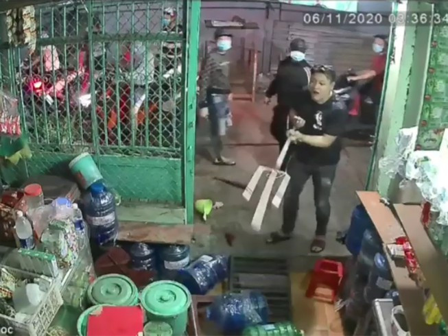Đứng trước cổng nhà bấm điện thoại, chủ nhà bất ngờ bị nhóm côn đồ xông tới truy sát Ảnh 1