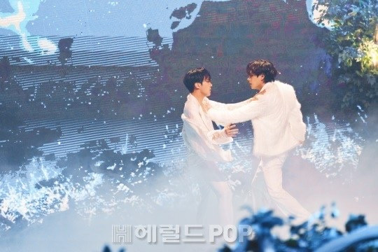 BTS ẵm 6 giải lớn, bùng nổ sân khấu 'MMA 2020': Jungkook 'biến thiên' ngoạn mục! Ảnh 41