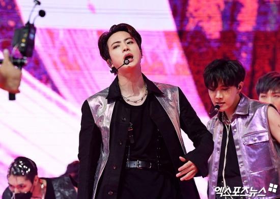 BTS ẵm 6 giải lớn, bùng nổ sân khấu 'MMA 2020': Jungkook 'biến thiên' ngoạn mục! Ảnh 15