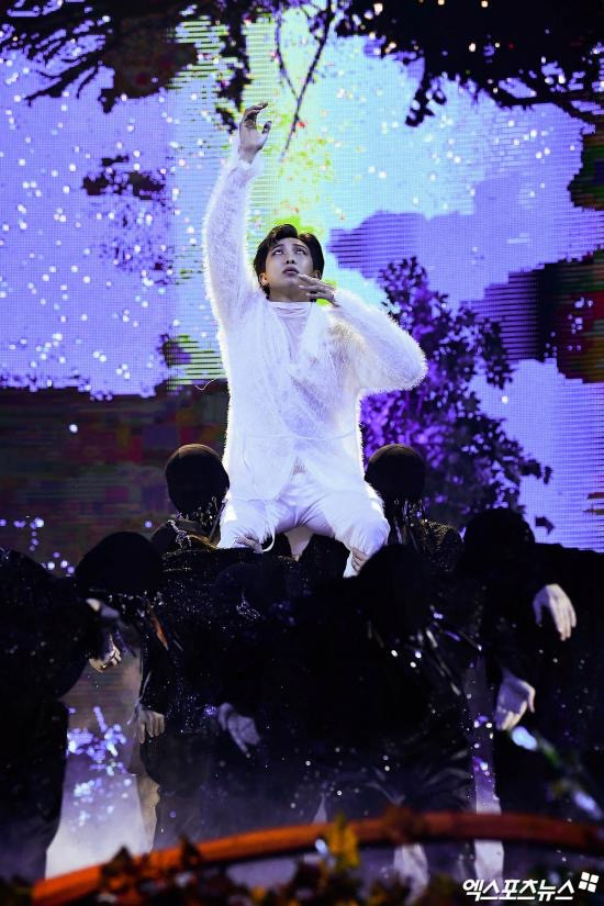 BTS ẵm 6 giải lớn, bùng nổ sân khấu 'MMA 2020': Jungkook 'biến thiên' ngoạn mục! Ảnh 40
