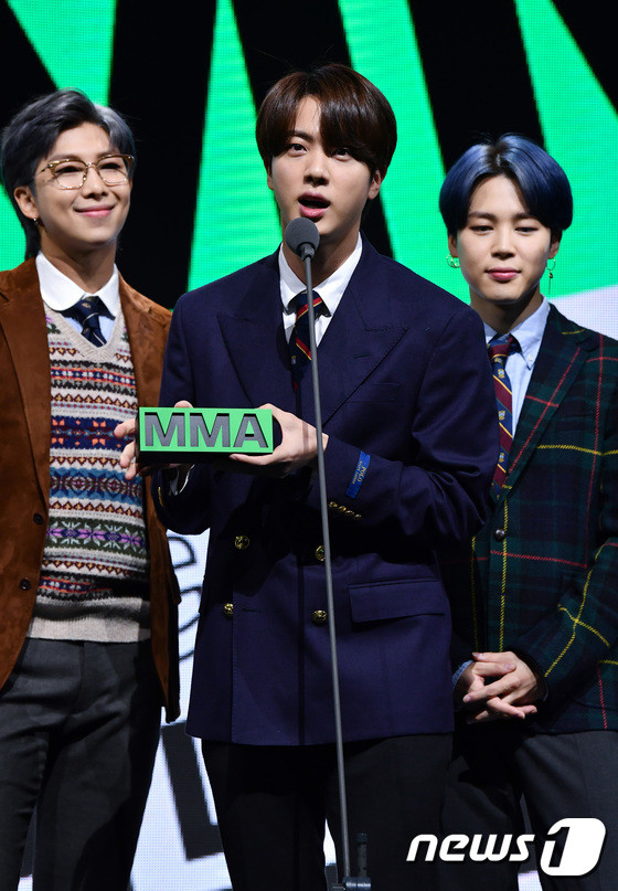 BTS ẵm 6 giải lớn, bùng nổ sân khấu 'MMA 2020': Jungkook 'biến thiên' ngoạn mục! Ảnh 52