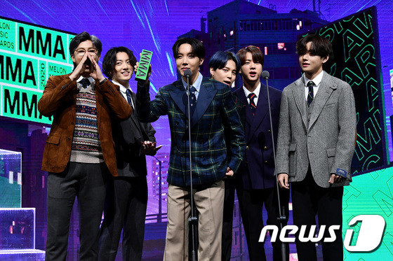 BTS ẵm 6 giải lớn, bùng nổ sân khấu 'MMA 2020': Jungkook 'biến thiên' ngoạn mục! Ảnh 43