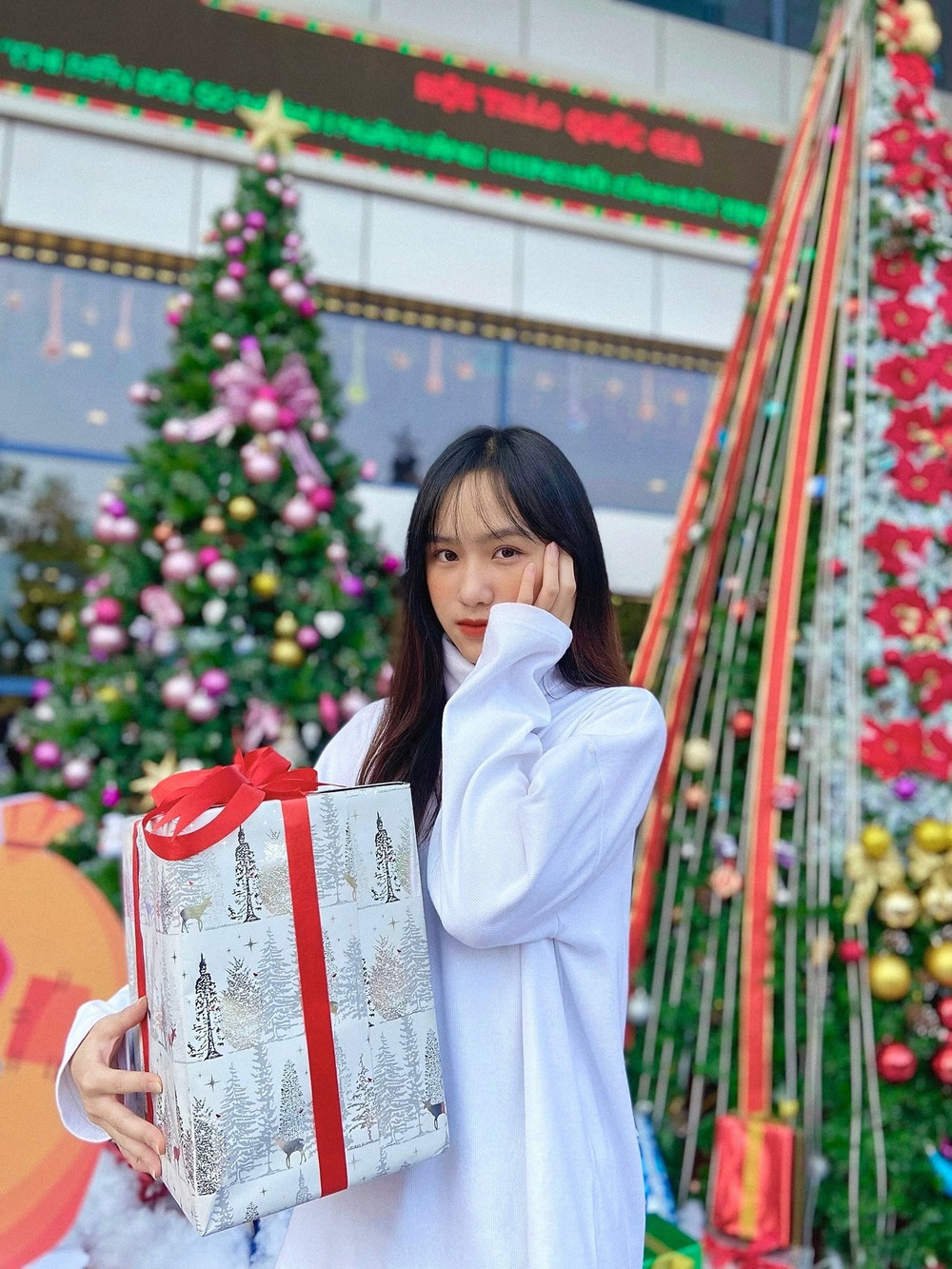 Dàn trai xinh gái đẹp 'trường NEU' háo nức check-in tiểu cảnh Noel Ảnh 6