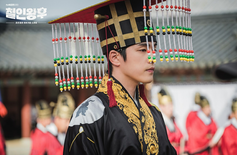 'Mr Queen': Choi Jin Hyuk khóc thét vì xuyên không về cổ đại làm vương hậu, cưới vua Ảnh 9