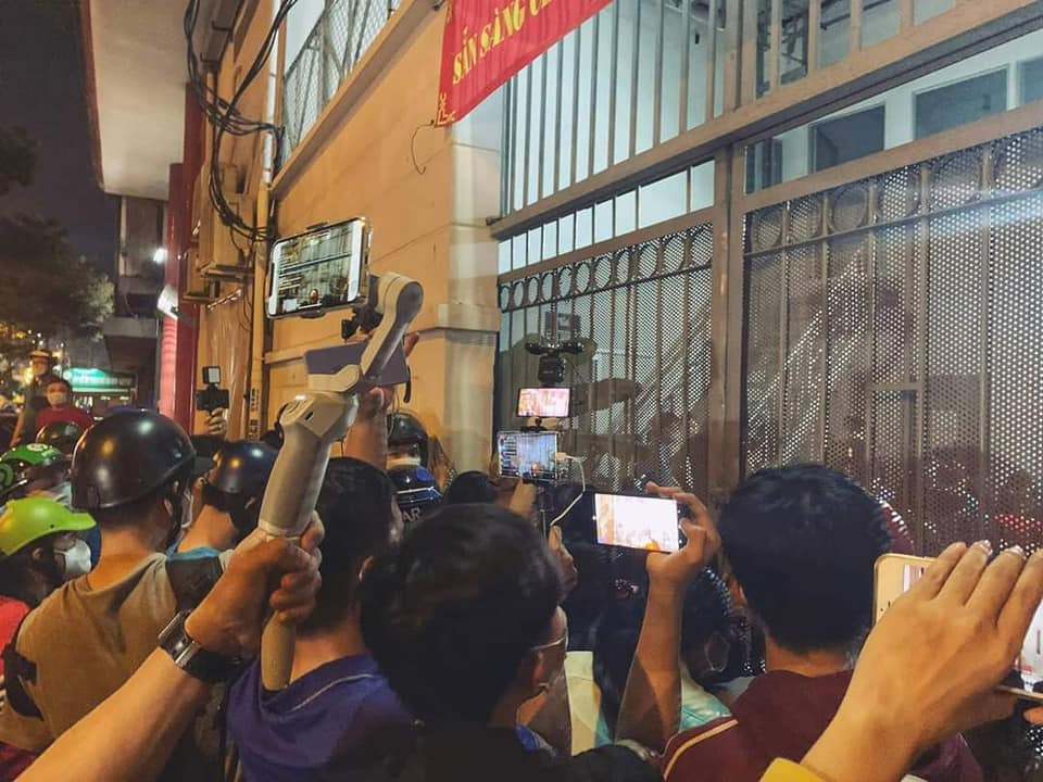 YouTuber chen nhau livestream phản cảm trước cổng nhà tang lễ diễn ra đám tang danh hài Chí Tài Ảnh 1