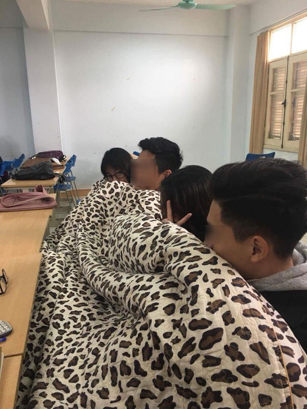 Miền bắc lạnh 'thấu xương', thầy giáo đến trường với chiếc 'áo choàng' đặc biệt khiến học sinh thích thú Ảnh 6