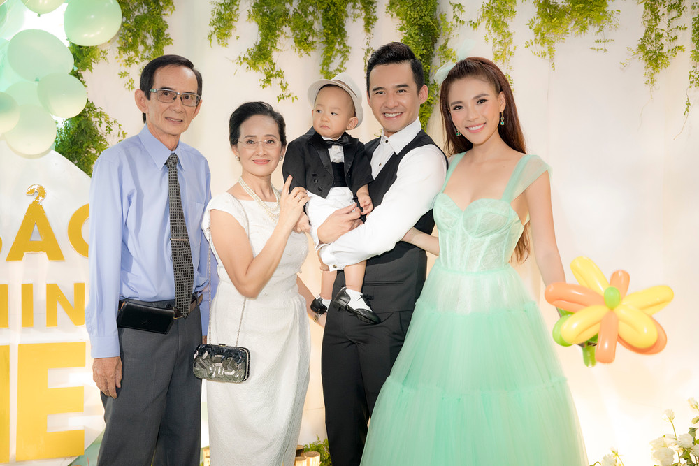Con trai gợi ý mong được vợ chồng Lương Thế Thành đưa đi biển, Thuý Diễm hỏi: Bảo Bảo hay ba muốn đi? Ảnh 1