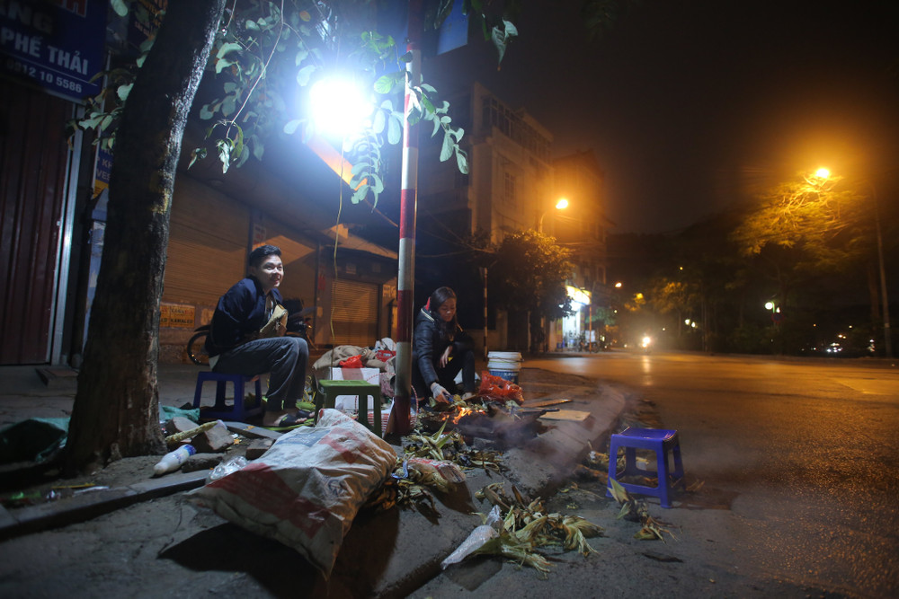 Phận đời cơ cực bà cụ 73 tuổi dầm mình trong cái lạnh thấu xương giữa đêm đông Hà Nội Ảnh 9