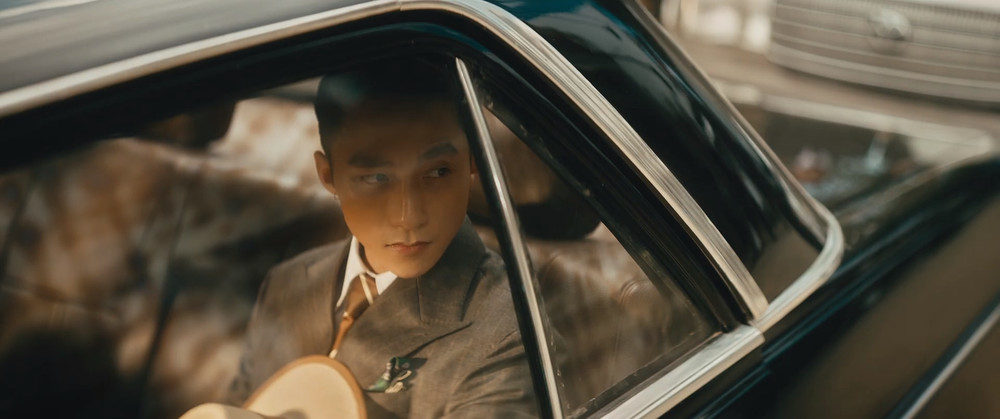 Sơn Tùng M-TP cầm lái xế cổ tiền tỷ trong MV 'Chúng ta của hiện tại' Ảnh 3