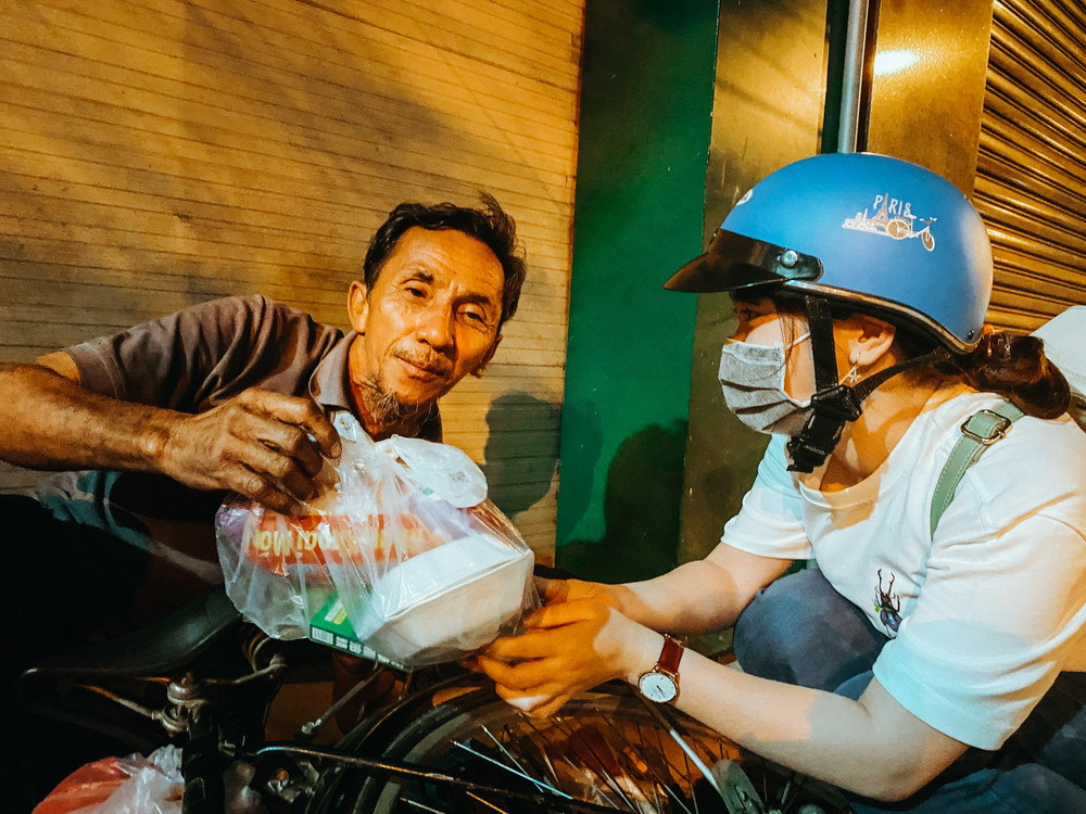 Ấm lòng những món quà đêm Noel dành tặng người vô gia cư ở khắp đường phố Sài Gòn Ảnh 12