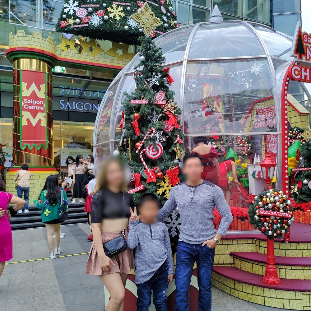 Nhóm phụ huynh xôn xao trước loạt hình ảnh người phụ nữ để ngực trần đi chơi Noel cùng chồng và con nhỏ Ảnh 1