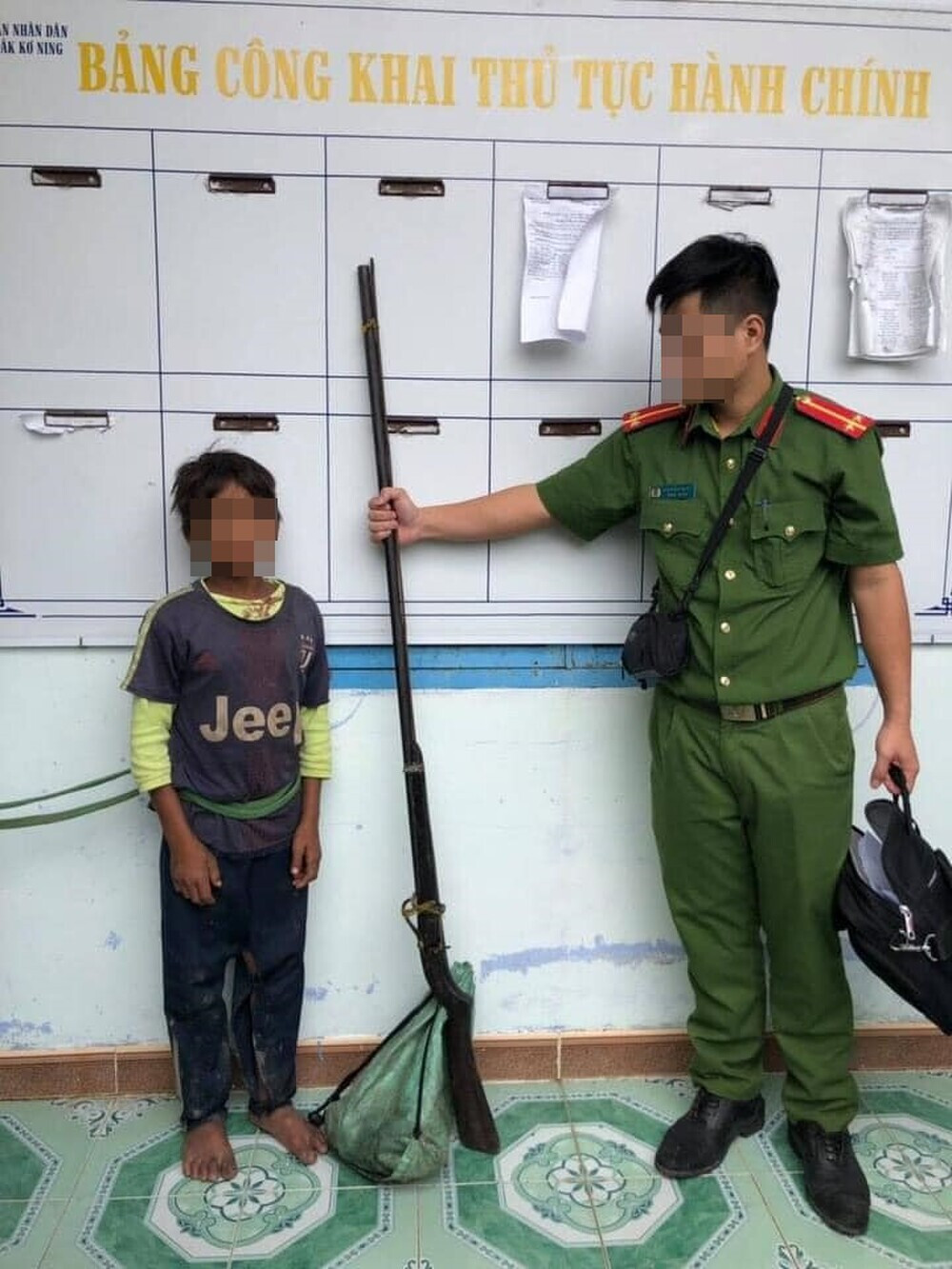 Bé trai 10 tuổi dùng súng bắn gia đình chị gái để trả thù được đưa vào Trung tâm bảo trợ xã hội Ảnh 1