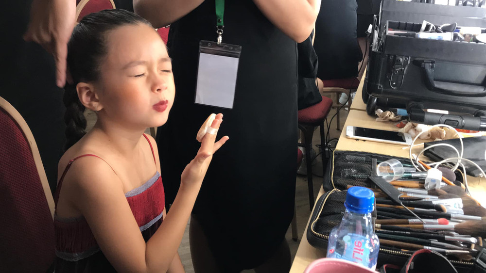 Con gái Đoan Trang tự trang điểm, biểu cảm đáng yêu hút nghìn lượt like Ảnh 3