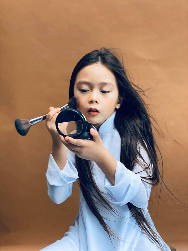 Con gái Đoan Trang tự trang điểm, biểu cảm đáng yêu hút nghìn lượt like Ảnh 5
