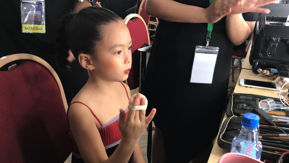 Con gái Đoan Trang tự trang điểm, biểu cảm đáng yêu hút nghìn lượt like Ảnh 1