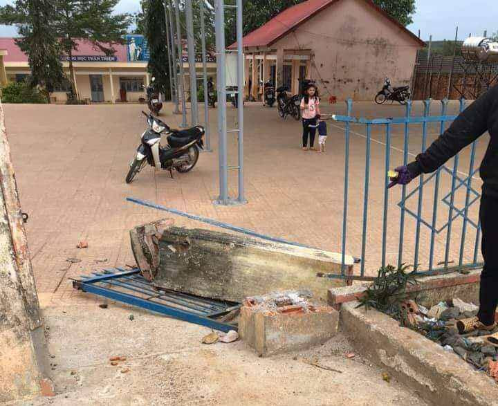 Sập cổng trường ở Đắk Nông, một học sinh lớp 4 tử vong thương tâm Ảnh 1