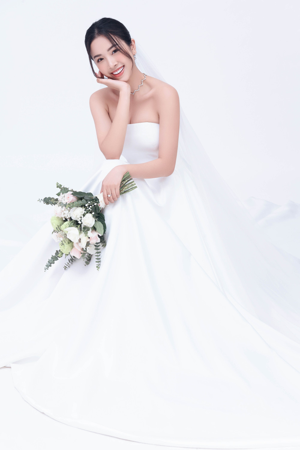 Á hậu Thúy An đẹp rạng ngời trong bộ ảnh cưới, e ấp hạnh phúc bên chồng tiến sĩ Ảnh 3