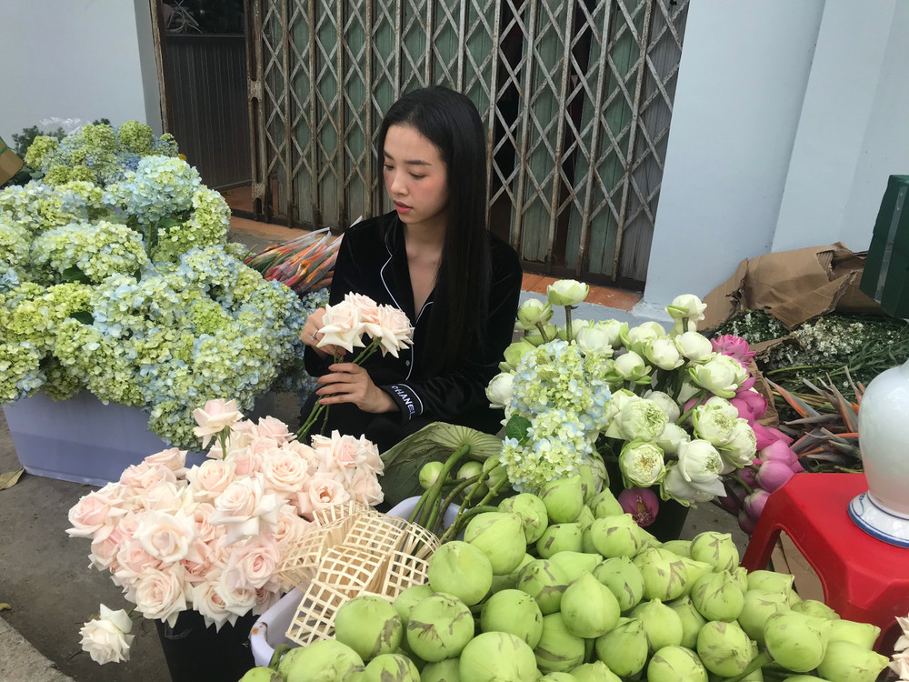 Á hậu Phương Nga chèo xuồng cùng Thuý An tất bật chuẩn bị đám cưới Ảnh 4