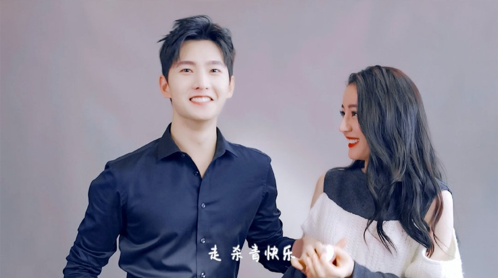 Dương Dương tươi cười rạng rỡ, nắm tay Địch Lệ Nhiệt Ba trong ngày phim đóng máy Ảnh 6