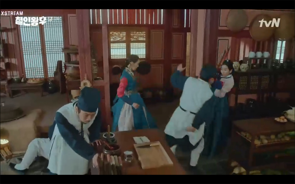 'Mr. Queen' tập 12: Shin Hye Sun đau khổ vì Kim Hyun Jung bị nổ chết do thuốc súng Ảnh 14