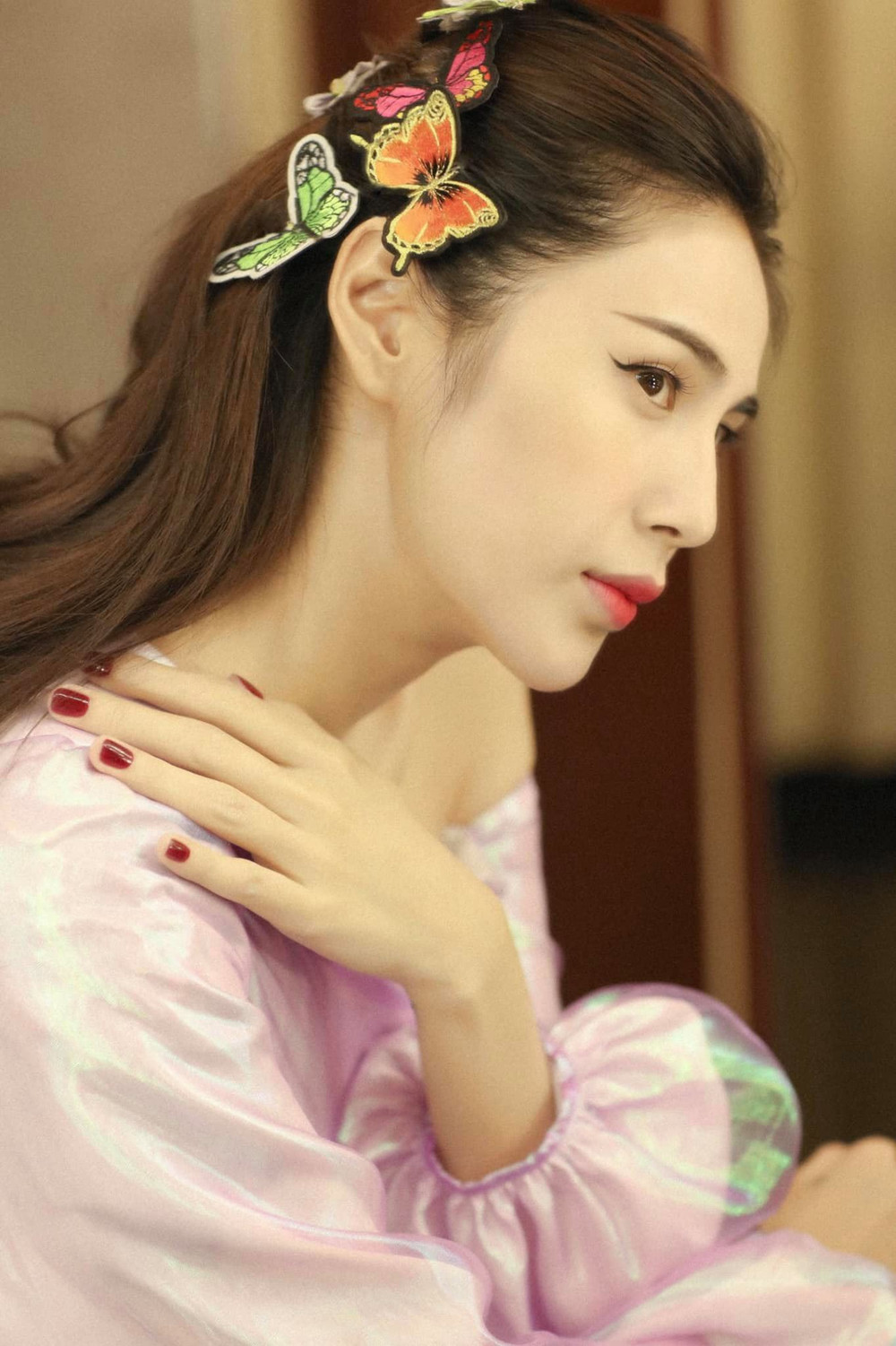 Thủy Tiên hóa nàng tiên bướm, khoe trọn góc nghiêng 'thần thánh' Ảnh 3