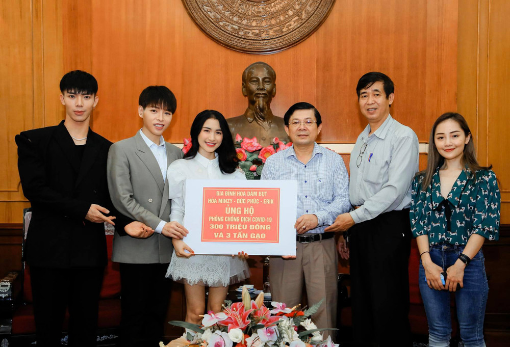 Sao Việt tuổi tý vượt khó thành công chào 2021: Hà Hồ đón tết sum vầy, Nam Em 'comeback' rạng rỡ Ảnh 12