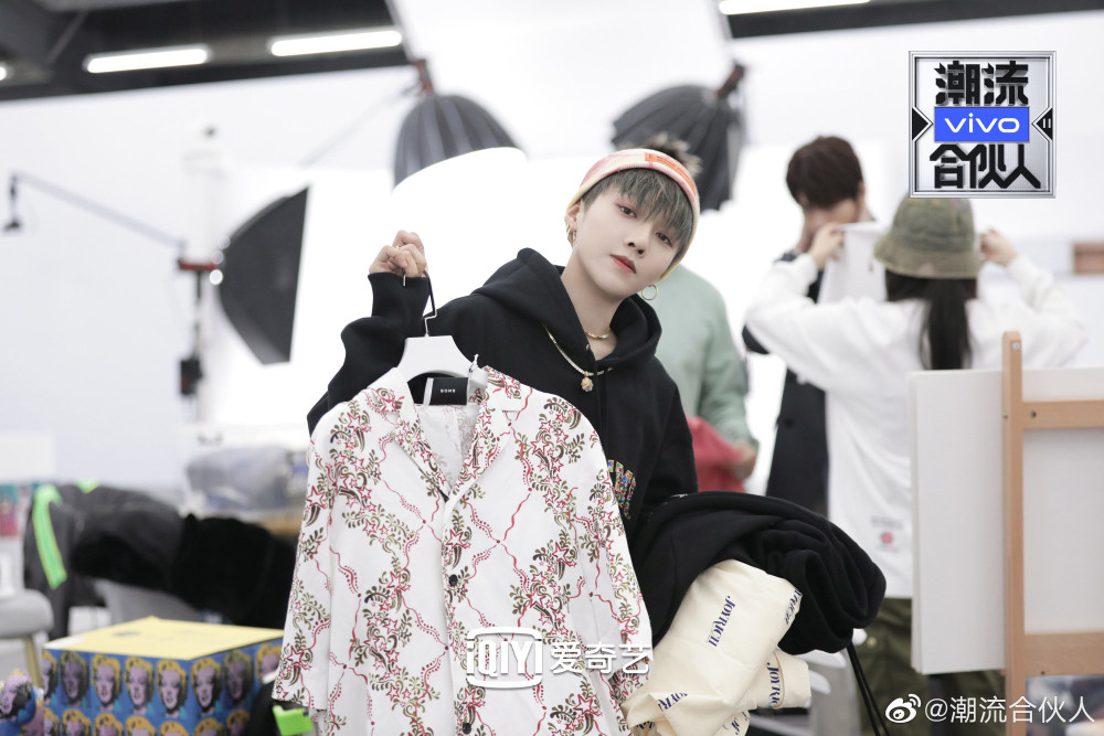 Lưu Vũ Hân - Trần Vỹ Đình như đóng phim thần tượng, 'tình tin đồn' của Dương Mịch che miệng cười Ảnh 3