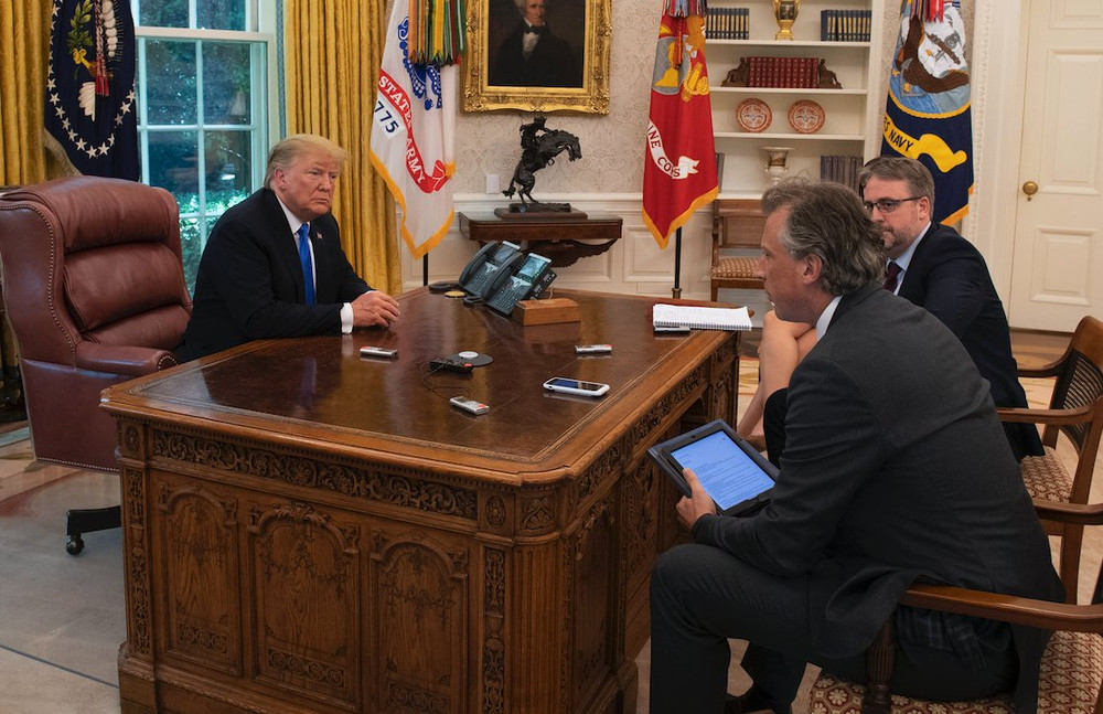 Vừa nhậm chức, ông Biden đã loại bỏ ngay nút bấm này trên bàn làm việc của ông Trump Ảnh 1
