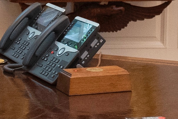 Vừa nhậm chức, ông Biden đã loại bỏ ngay nút bấm này trên bàn làm việc của ông Trump Ảnh 2