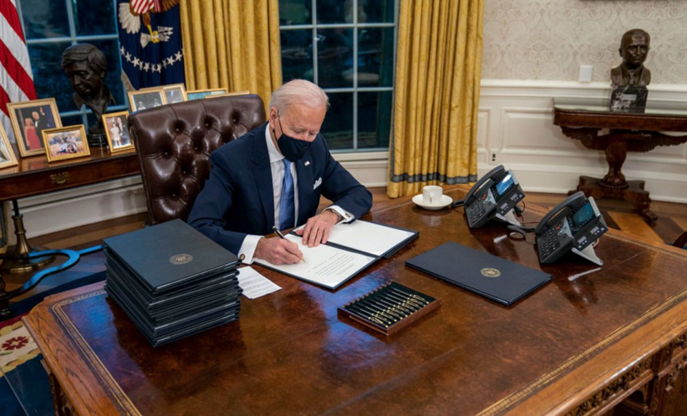 Vừa nhậm chức, ông Biden đã loại bỏ ngay nút bấm này trên bàn làm việc của ông Trump Ảnh 3