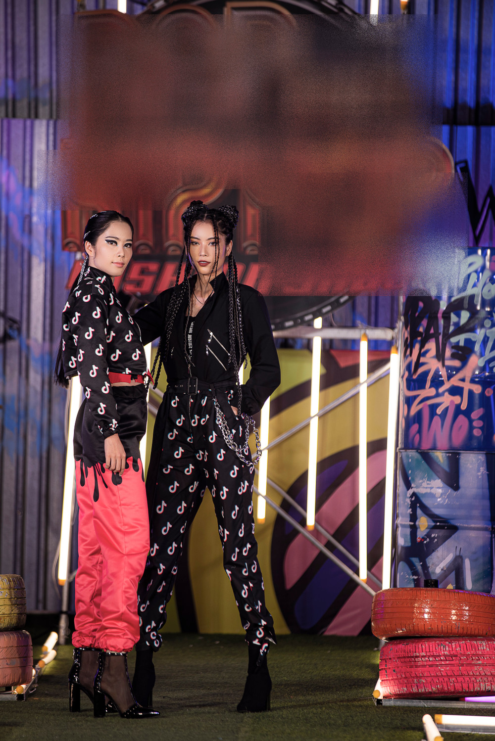 Giữa tin đồn rạn nứt tình cảm, Lãnh Thanh ngồi ghế khán giả, chăm chú xem Nam Em catwalk Ảnh 4