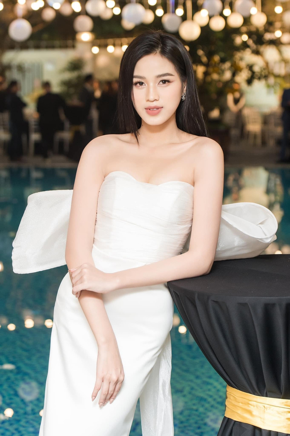 Đỗ Thị Hà gây thương nhớ với váy cúp ngực khoe vai trần nuột nà quyến rũ Ảnh 1
