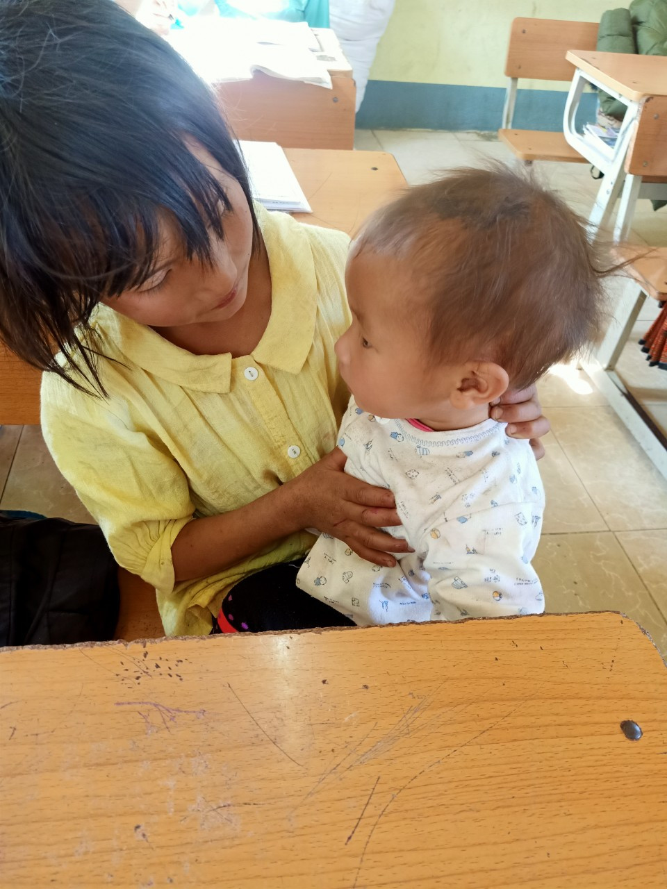 Xót xa bé gái 4 tuổi ở Sơn La phải địu em đến trường, dỗ dành cho ăn rồi lăn ra ngủ trên ghế học Ảnh 3