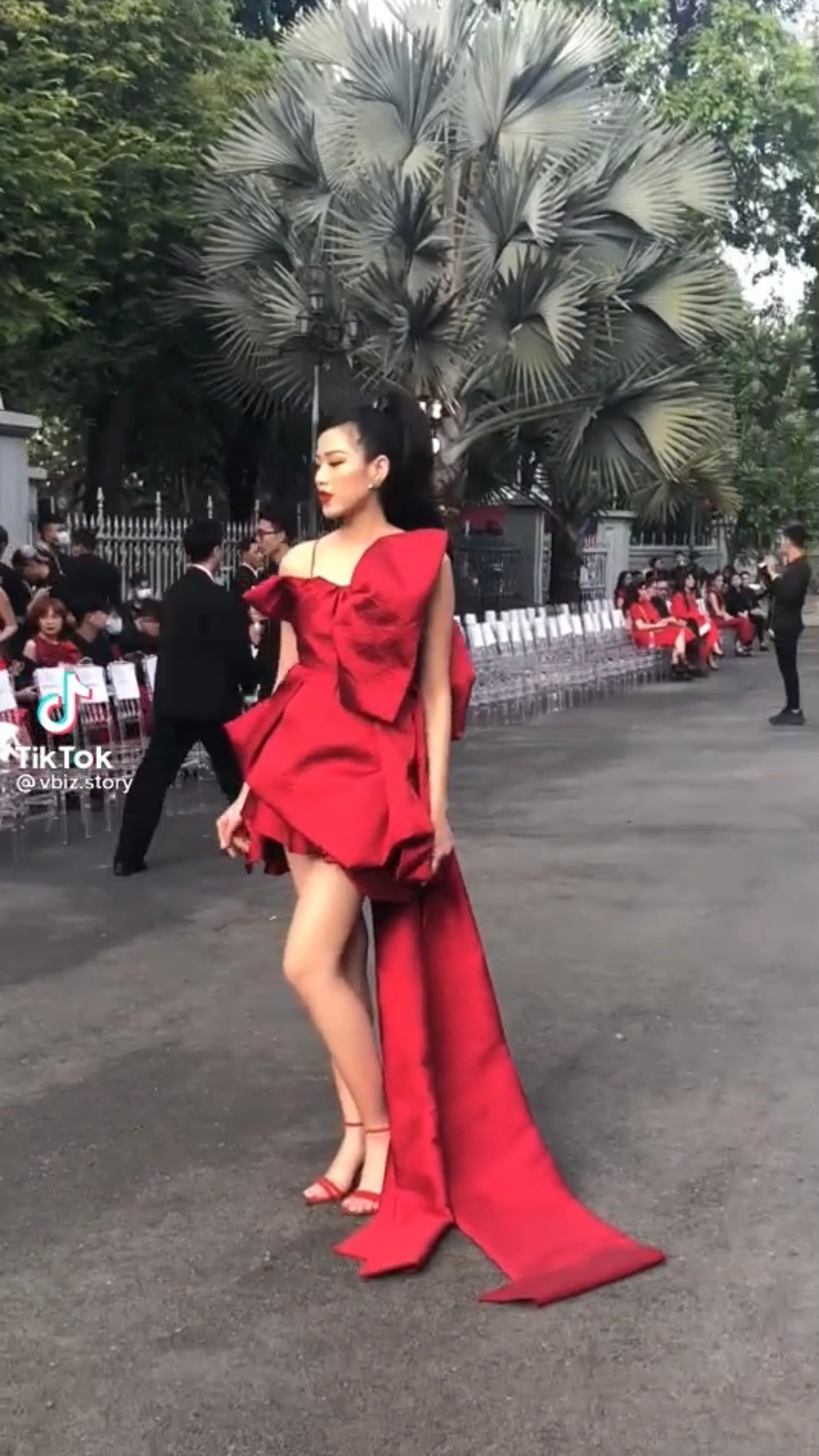 Đỗ Thị Hà bị soi sắc vóc qua clip chưa chỉnh sửa, đôi chân dài trứ danh khiến dân tình tranh cãi Ảnh 2