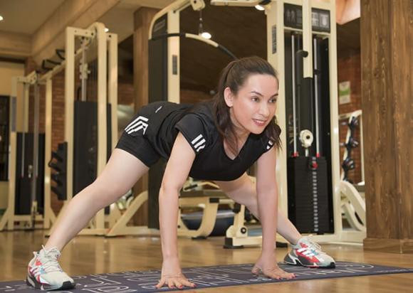 Vóc dáng thon thả nuột nà như gái 18 của Phi Nhung ở ngưỡng U50 Ảnh 1