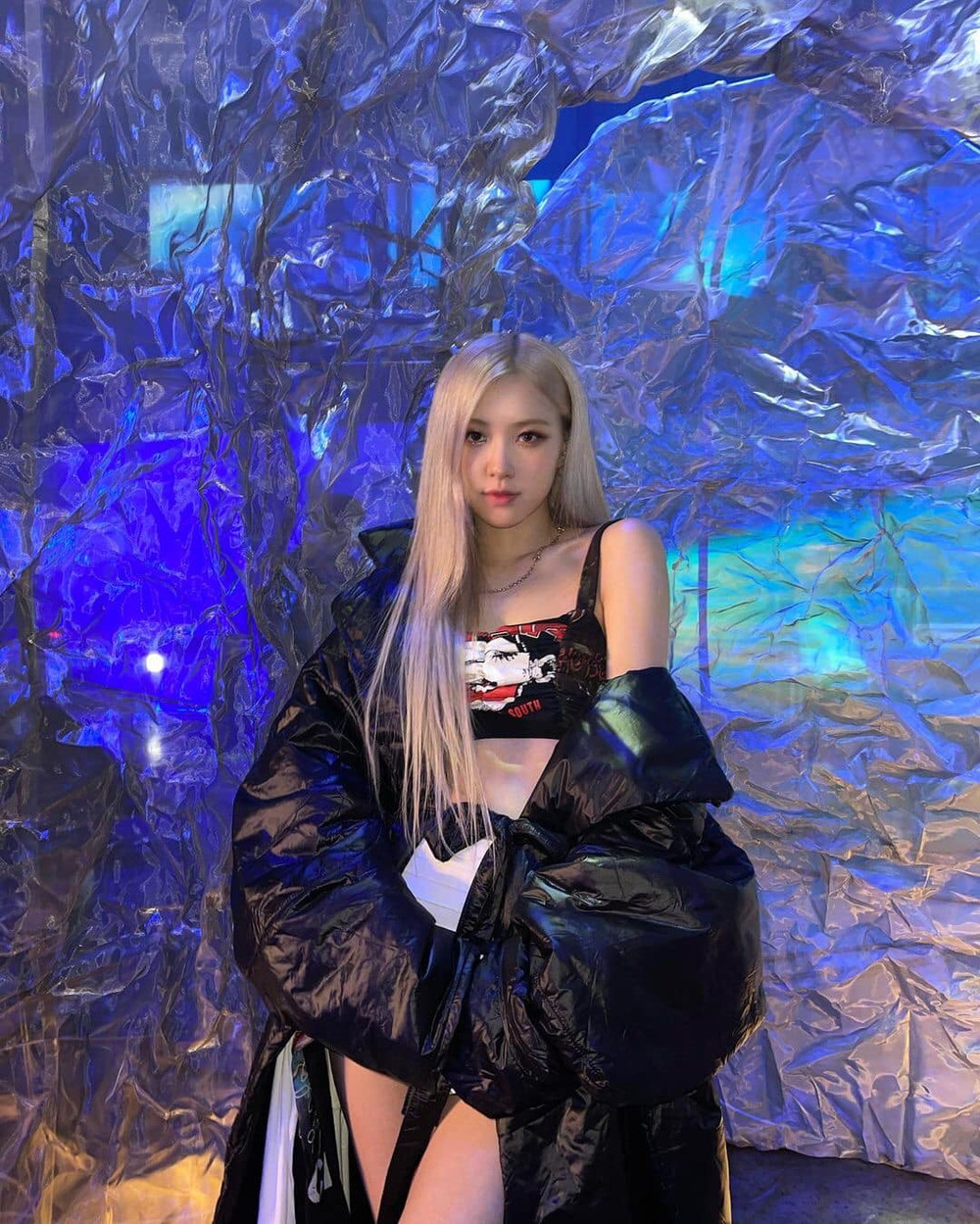BlackPink khoe chân dài triệt để với quần chẽn siêu ngắn trong The show Ảnh 9