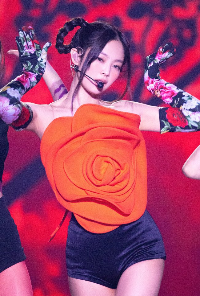 BlackPink khoe chân dài triệt để với quần chẽn siêu ngắn trong The show Ảnh 3