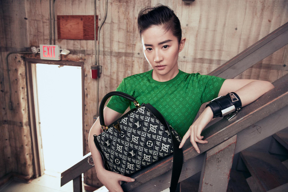 Địch Lệ Nhiệt Ba bị thương hiệu thời trang ghẻ lạnh vì sự xuất hiện của Lưu Diệc Phi? Ảnh 3