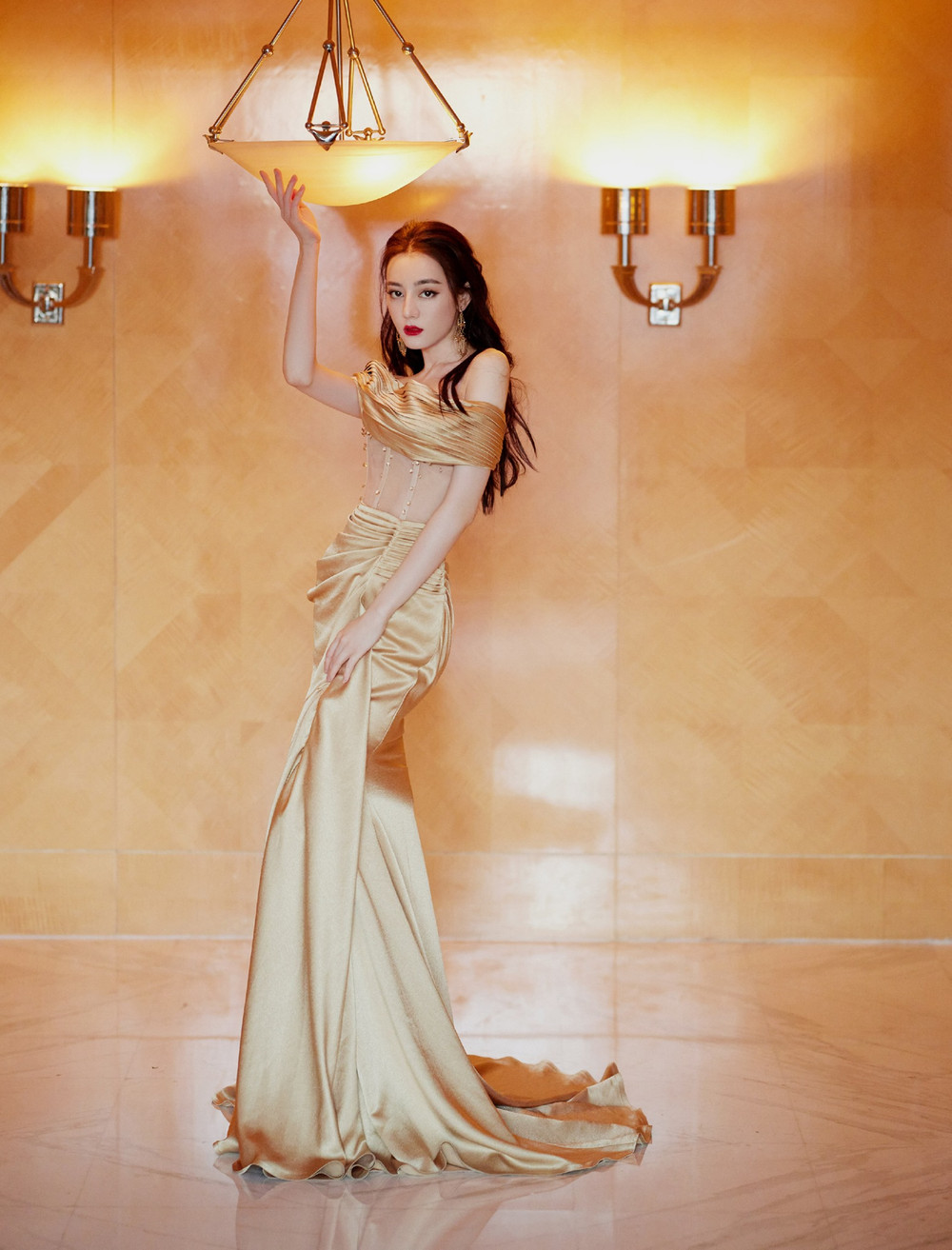 Địch Lệ Nhiệt Ba khoe thân hình ngọc ngà trong váy đuôi cá vàng kim lấp lánh Ảnh 3