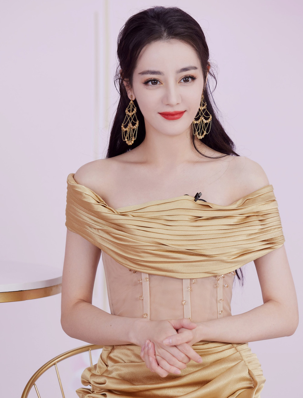 Địch Lệ Nhiệt Ba khoe thân hình ngọc ngà trong váy đuôi cá vàng kim lấp lánh Ảnh 6