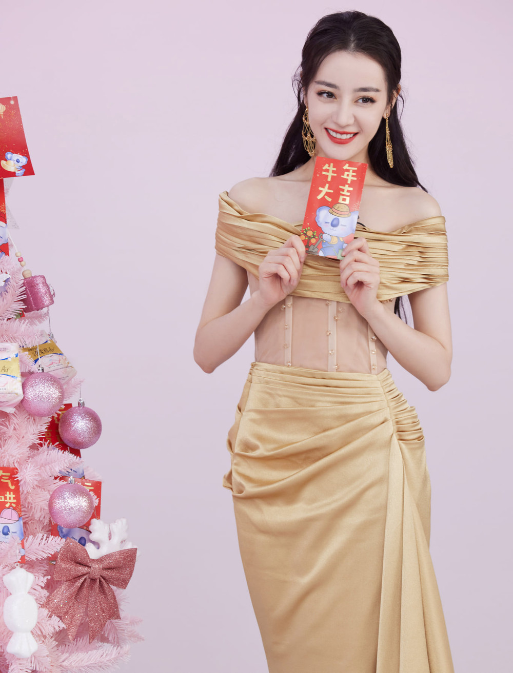 Địch Lệ Nhiệt Ba khoe thân hình ngọc ngà trong váy đuôi cá vàng kim lấp lánh Ảnh 7