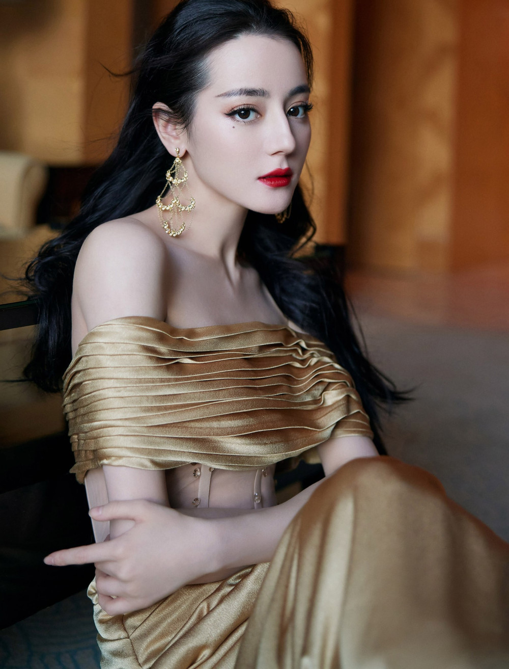 Địch Lệ Nhiệt Ba khoe thân hình ngọc ngà trong váy đuôi cá vàng kim lấp lánh Ảnh 2
