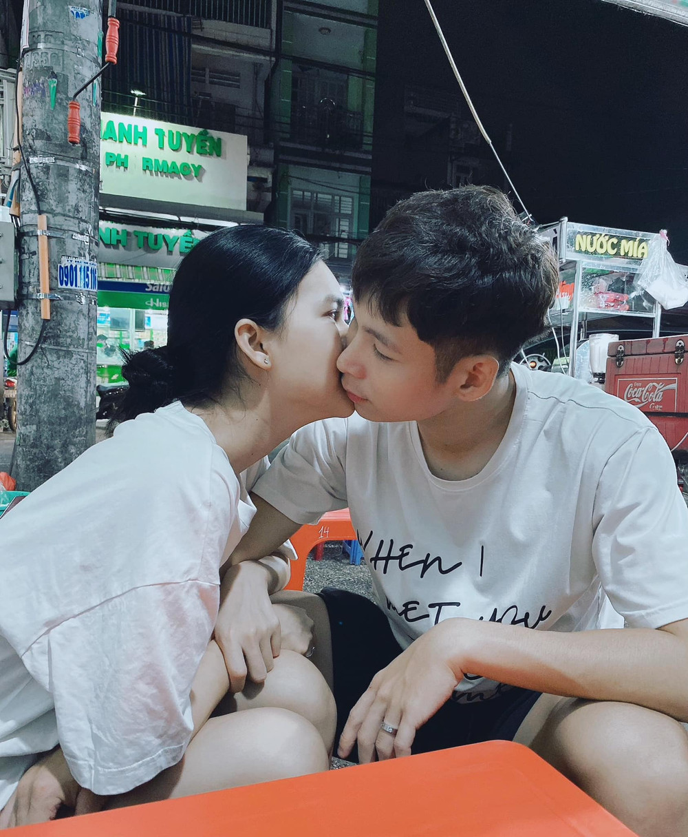 Cận cảnh ngọc trinh gây sốt khi chăm lo, ôm hôn 'trai đẹp' PVF Ảnh 2