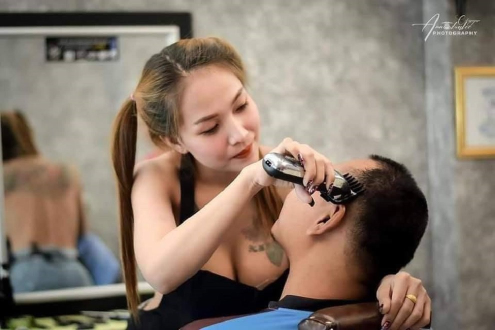Đi cắt tóc đón Tết, nam thanh niên đứng ngồi không yên khi đối diện với vòng 1 'ngồn ngộn' của cô thợ Ảnh 2