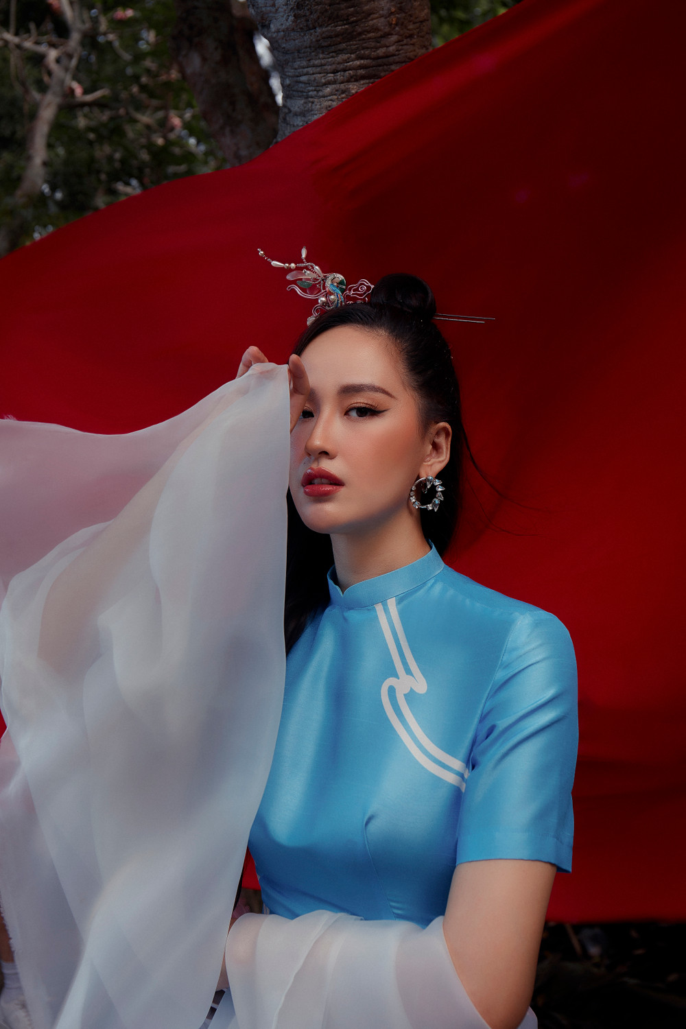 Hơn 10 năm mới mặc áo dài, Mai Phương Thúy xinh đẹp mức đến fan ruột cũng sững sờ Ảnh 13