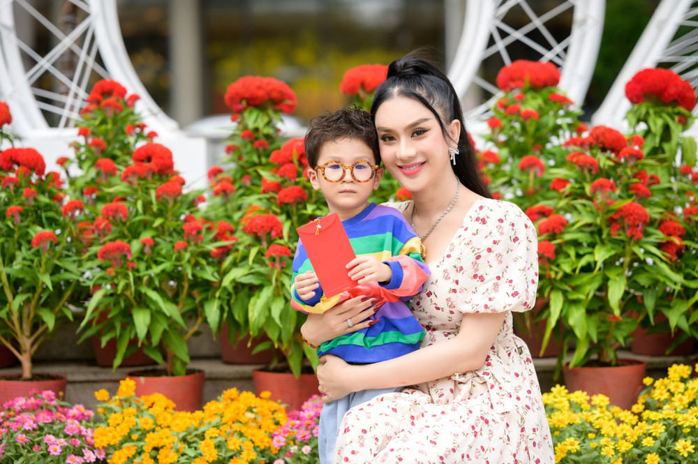 Lâm Khánh Chi cùng ông xã và con trai cưng đi chợ hoa, chia sẻ được gia đình nội - ngoại lo Tết chu toàn Ảnh 3
